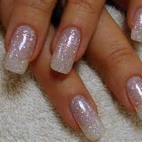 modellierte Nägel mit Glitzerlack