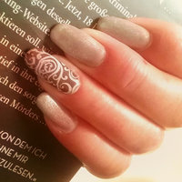 modellierte Nägel mit Glitzerlack und Ornamentverzierung