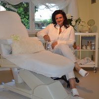 Inhaberin Christa Gräfensteiner neben dem Behandlungsstuhl