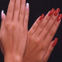 modellierte Nägel mit weißem und rotem Lack